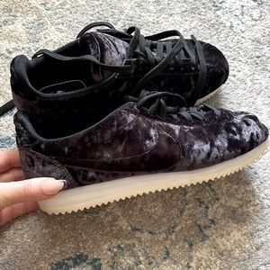 Velvet Nike Cortez 🖤🖤